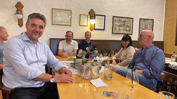 Frank Spilling (parteilos) sitzt lächelnd an einem Tisch in der Statdbrauerei Arnstadt.