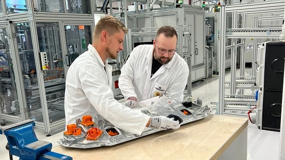 In Ichterhausen im Ilm-Kreis hat der Automobilzulieferer Marquardt GmbH sein zweites Werk eröffnet. Dort werden Batteriemanagementsysteme für Elektroautos produziert. 