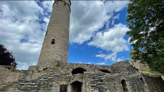 Ein Turm Steht auf einer Ruine.