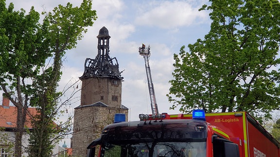 Leiterwagen der Feuerwehr vor dem abgebrannten Neutorturm Arnstadt