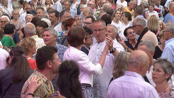 Menschen tanzen zusammen