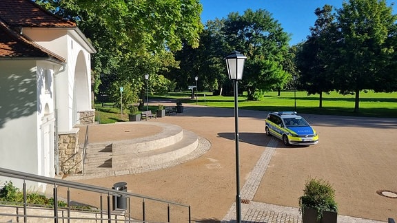 Im Schlossgarten in Arnstadt steht ein Polizeiauto. 