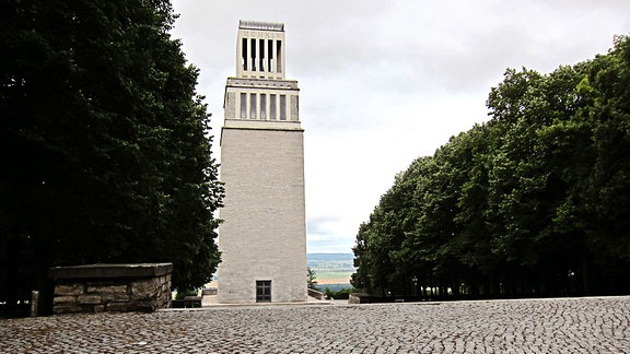Der Glockenturm des Konzentrationslagers Buchenwald, ein Turm aus hellem Stein