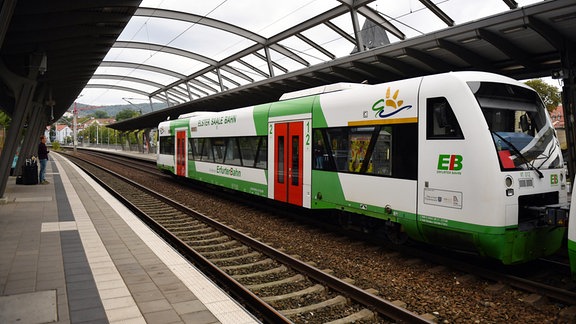 Ein Zug der Elster Saale Bahn fährt in Jena am Hauptbahnhof ein. 