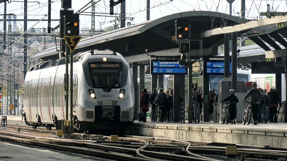 Ein Regionalzug RB 20 Abellio wartet 2018 auf dem Erfurter Hauptbahnhof an einem Bahnsteig
