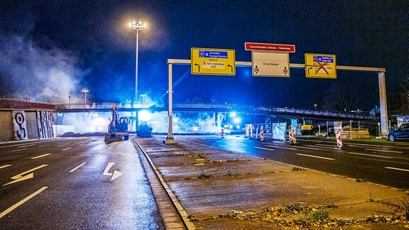 Erfurt: Start für Abrissarbeiten an Schmidtstedter Knoten: Bagger reißt Brücke ab