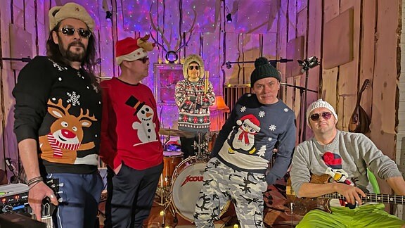 Bandfoto von Acoustica. Fünf Herren in Weihnachtspullis. (v.li.n.re.: Tommy Feiler, Roman Pastuschka, Lin Dittmann, Stefan Morgenstern, Erbse)