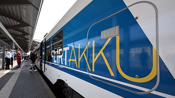 Ein Muster Akku-Zug steht vor der Präsentationsfahrt im Erfurter Hauptbahnhof. 