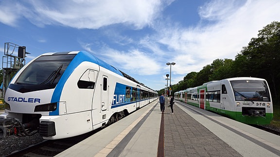 Ein dieselbetriebener Regio-Shuttle der Erfurter Bahn (r) steht neben dem Muster Akku-Zug (l) auf Präsentationsfahrt im Bahnhof Plaue. 