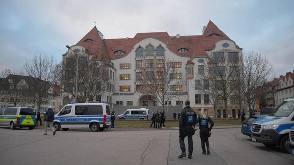Das Erfurter Gutenberg-Gymnasium ist nach einer Bombendrohung abgesperrt.