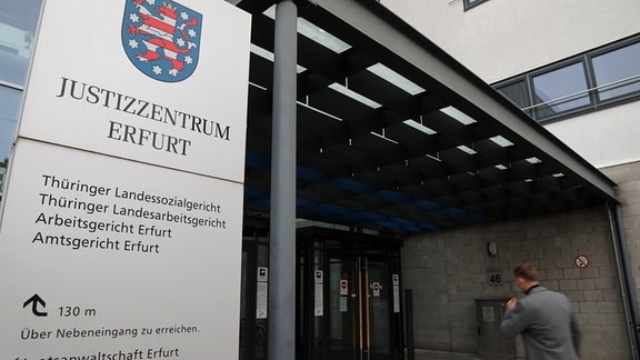 Eingang des Justizzentrum Erfurt