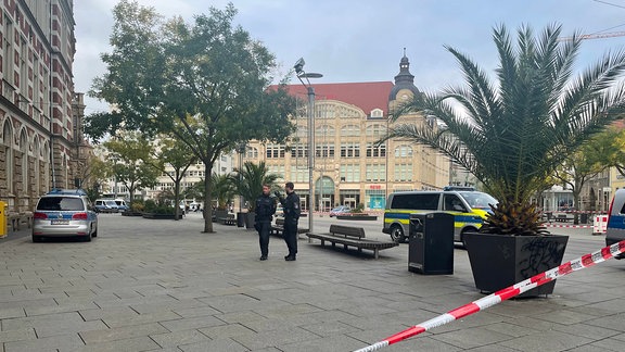 Polizisten hinter Absperrband auf dem Anger in Erfurt
