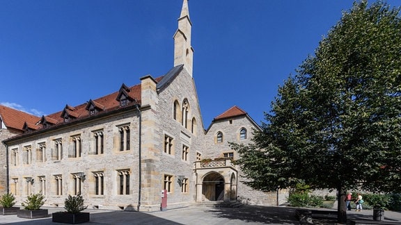 Augustinerkloster Erfurt: ein kirchenähnlicher grauer Bau, im Hintergrund blauer Himmel