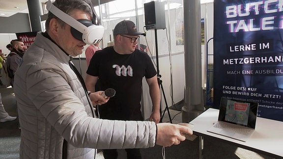  Besucher der Thüringen-Ausstellung experimentieren mit einer VR-Brille