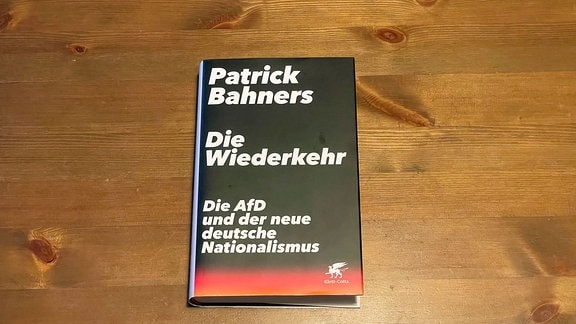 Ein Buch liegt auf einem Tisch - Patrick Bahners - Die Wiederkehr - Die AfD und der neue deutsche Nationalismus.