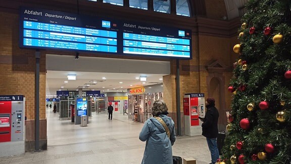 Wenige Menschen im Erfurter Hauptbahnhof.