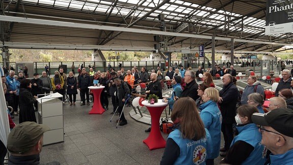 Menschen bei der Eröffnung der neuen Bahnhofsmission auf dem Bahnhof Erfurt.