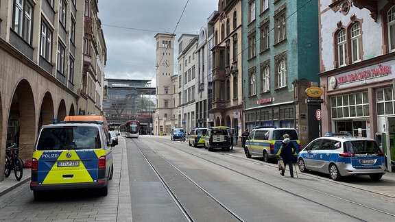 Polizeiwagen in der Erfurter Bahnhofstraße