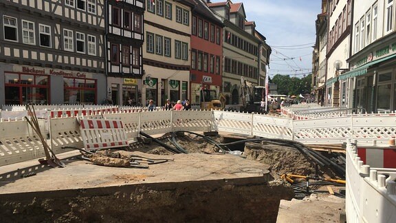 Bauzäune stehen um eine Baustelle in der Marktstraße in Erfurt.