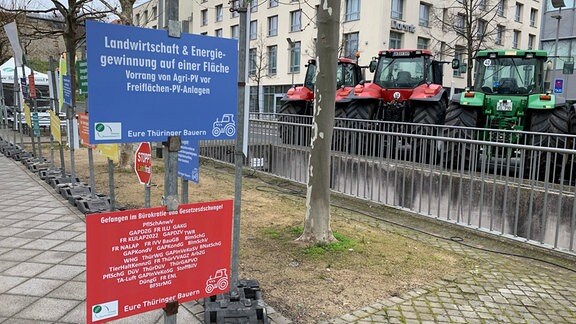 Schilder und Traktoren bei einer Bauern-Demo in Erfurt.