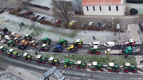Traktoren blockieren eine Staße bei der Bauerndemo in Erfurt