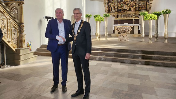 Erfurts Oberbürgermeister Andreas Bausewein (SPD) (links) hat dem Rektor der neuen Medizinischen Hochschule in Erfurt, Thomas Steiner, die Amtskette übergeben. 