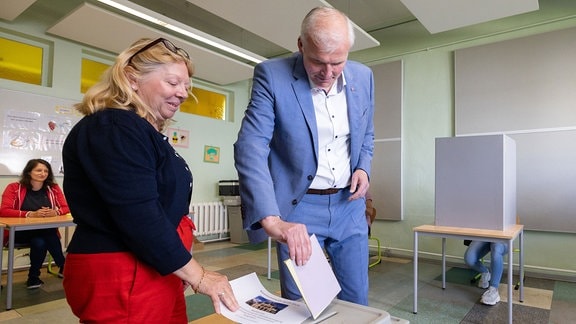 Andreas Bausewein (SPD), Oberbürgermeister, gibt bei den Kommunalwahlen in Thüringen unter Aufsicht von Wahlvorsteherin Denise Böttcher seine Stimme ab. 