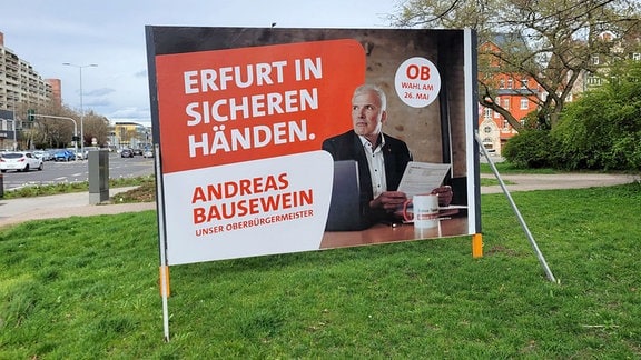 Ein Wahlplakat von Andreas Bausewein (SPD) steht auf einer Wiese am Erfurter Juri-Gargarin-Ring.