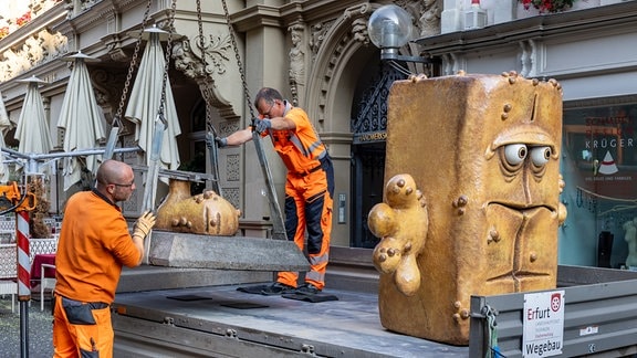 KiKA-Figur Bernd das Brot wird von Mitarbeitern des Erfurter Betriebshofs abgeholt. 