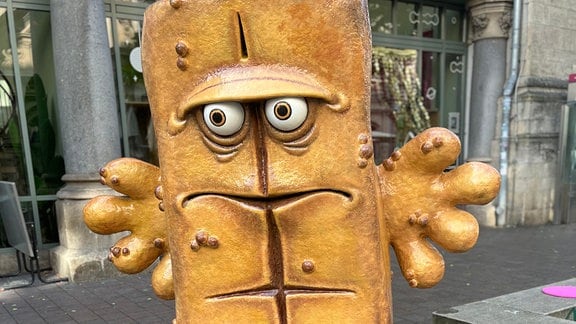 Bernd das Brot steht auf einem Sockel.