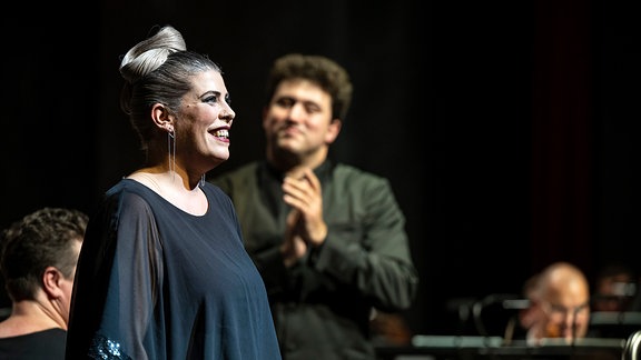 Die Mezzosopranistin Katja Bildt wurde am Theater Erfurt mit dem Titel "Kammersängerin" aufgrund ihrer "herausragenden Verdienste" ausgezeichnet.