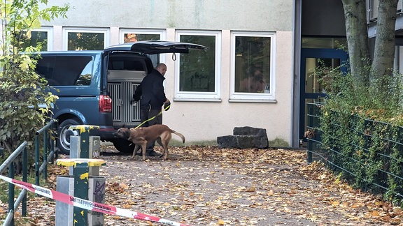 Die Polizei war am Montag mit Spürhunden vor Ort