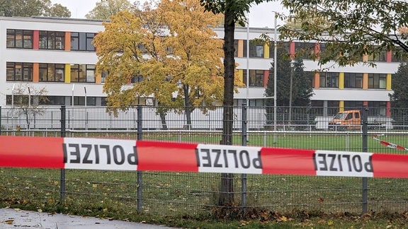 Nach einer Bombendrohung hat die Polizei ein Schulgelände abgesperrt.