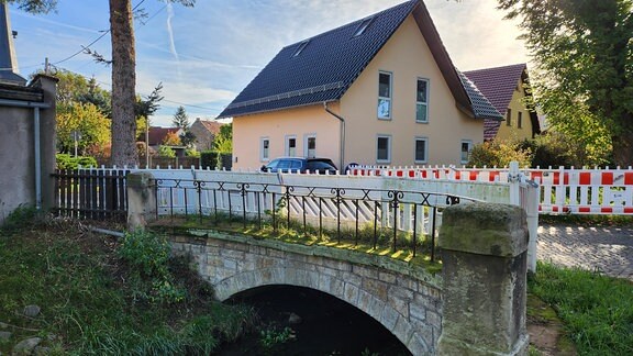 Die Brücke „Am Alten Graben“ im Erfurter Ortsteil Vieselbach ist denkmalgeschützt und baufällig. Seit über zehn Jahren wartet der Ortsteil auf die Sanierung. Monatlich droht ihr die Sperrung