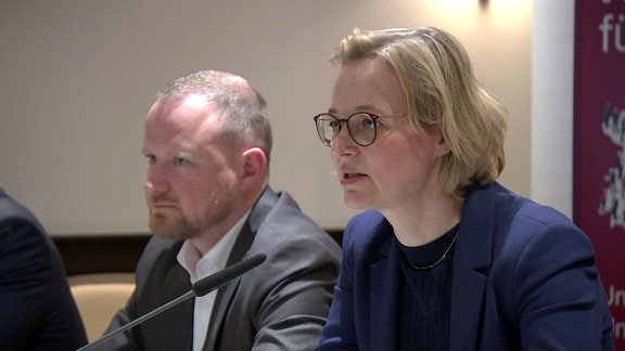 Katja Wolf während einer Pressekonferenz.