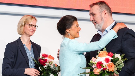 Sahra Wagenknecht (m.), Bundesparteivorsitzende des BSW, gratuliert Katja Wolf und Steffen Schütz, beide Parteivorsitzende des BSW Thüringen.