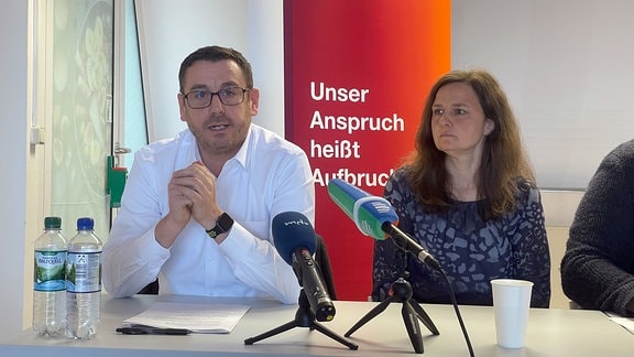 Anja Tischendorf und Sven Küntzel während einer Pressekonferenz.
