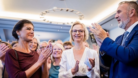 Sahra Wagenknecht (2.v.l-r), Parteivorsitzende des Bündnis Sahra Wagenknecht (BSW), Katja Wolf, Spitzenkandidatin des Bündnis Sahra Wagenknecht (BSW) in Thüringen, und Steffen Schütz, Landesvorsitzender und Spitzenkandidat des Bündnis Sahra Wagenknecht (BSW) in Thüringen.