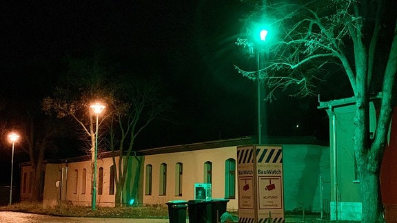 Buga-Gelände „Altes Garnissionslazarett“ in der Nordhäuser-Straße Erfurt wird in der Nacht per Baustellen-Überwachung grün angestrahlt