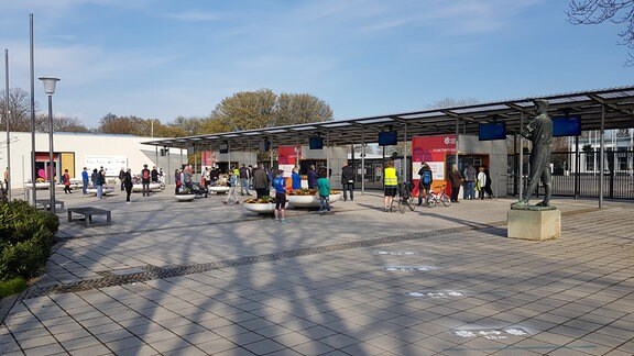 Menschen stehen an den Kassen am Eingang zum Egapark in Erfurt, um Tickets für die Bundesgartenschau 2021 zu kaufen.