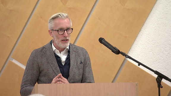Thüringens Staatskanzlei-Chef Benjamin-Immanuel Hoff redet bei einer Festveranstaltung zum Gründungstag der Bundeswehr in Erfurt.