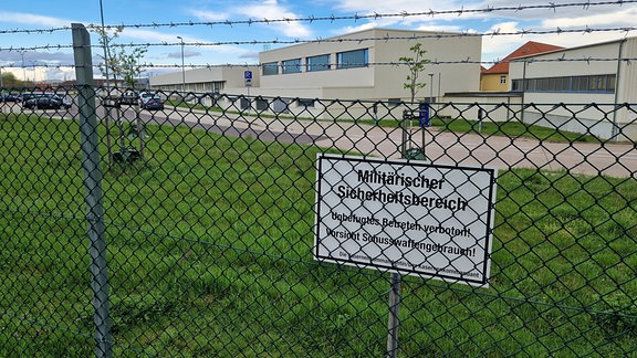 Ein Zaun sperrt das Gelände der Bundeswehr in der Erfurter Löbervorstadt ab. Auf einem Schild steht: "Militärischer Sicherheitsbereich, unbefugtes Betreten verboten! Vorsicht Schusswaffengebrauch! Die Kasernenkommandantin/der Kasernenkommandant"