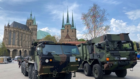 Bundeswehrfahrzeuge auf dem Domplatz in Erfurt.