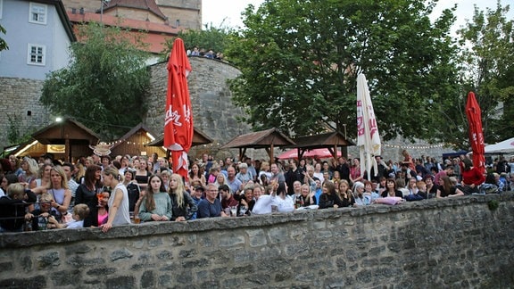 Auch auf den Terassen und Biergärten am Domplatz genießen Zaungäste das Konzert mit.