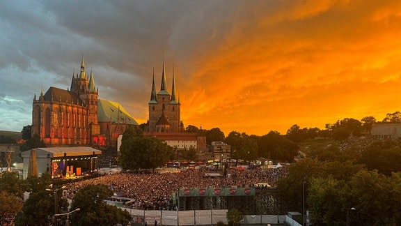 Der Erfurter Domplatz ist voller Menschen, die für ein Konzert da sind.