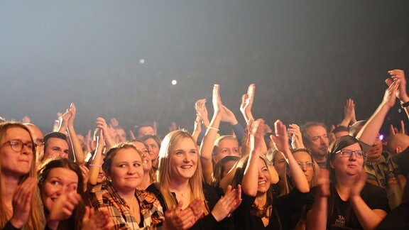 Fans bei einen Clueso-Konzert in der Erfurter Messehalle