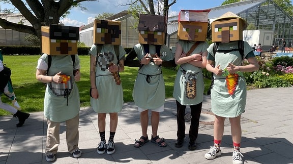 Fünf Menschen mit Minecraft-Kostümen.