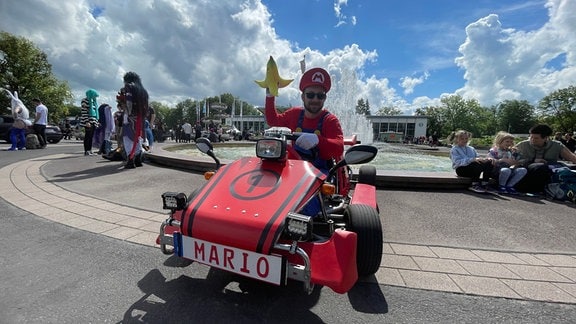 Ein Mann im Super Mario Kostüm