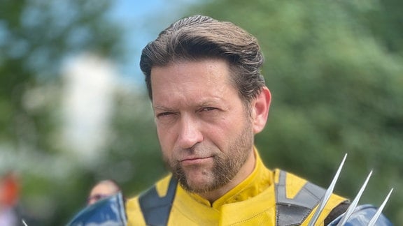 Ein Mann im Wolverine-Kostüm
