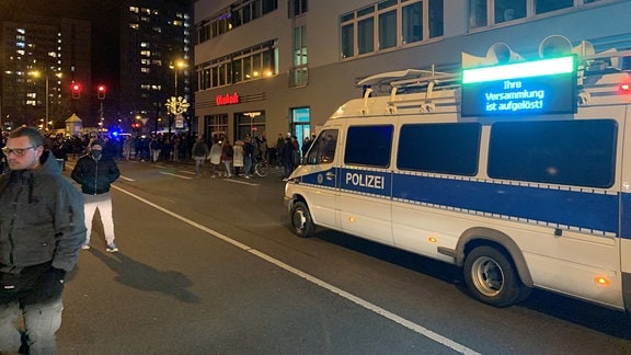 Protestierende und ein Polizei-Transporter mit dem Schriftzug "Ihre Versammlung ist aufgelöst!" in Erfurt